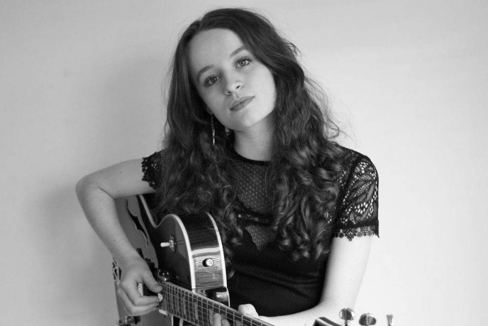 Sara - Singer / Guitarist